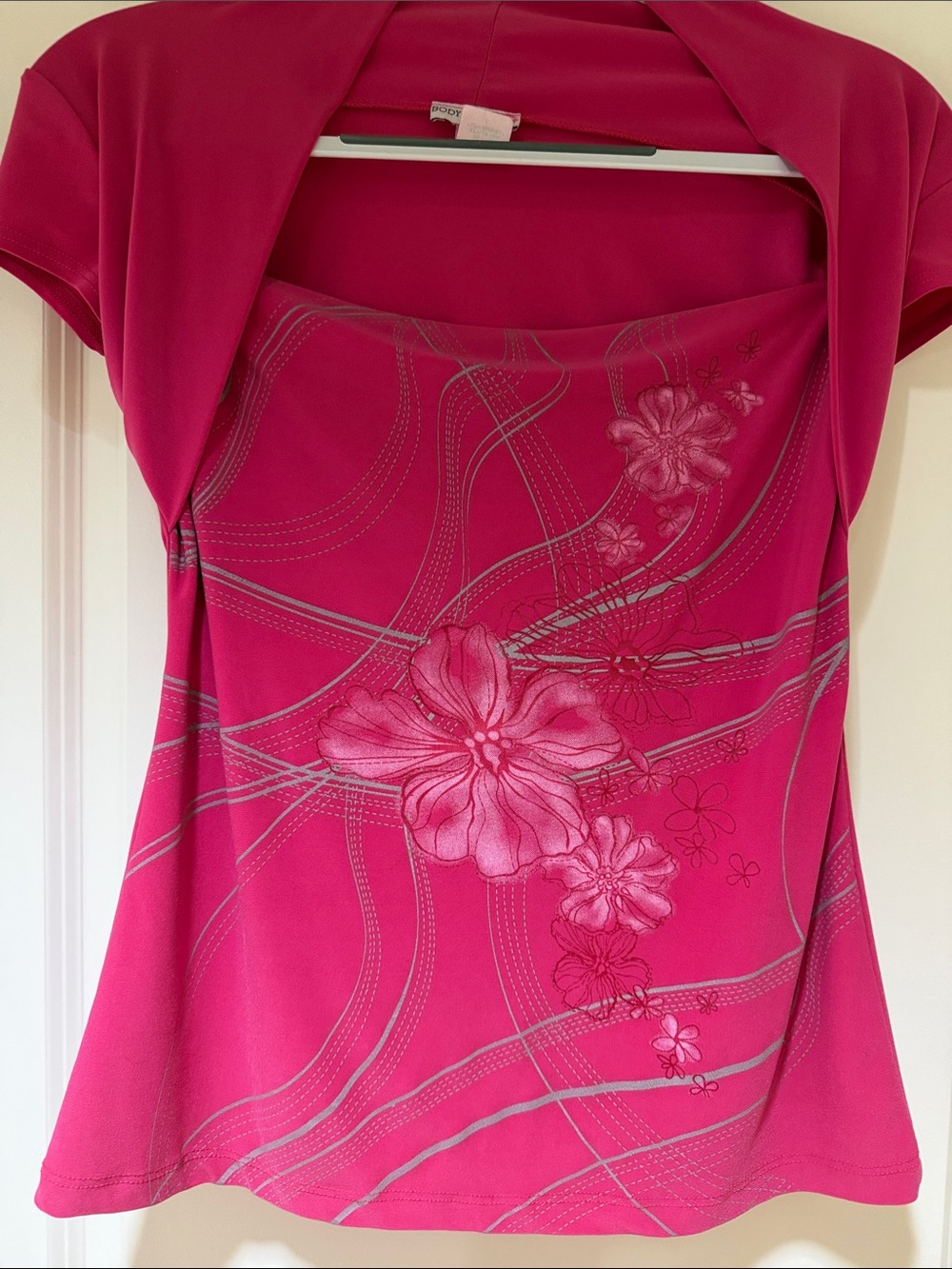 Body Central Fuchsia Floral Scoop Neck Short Sleeve Top, sz L